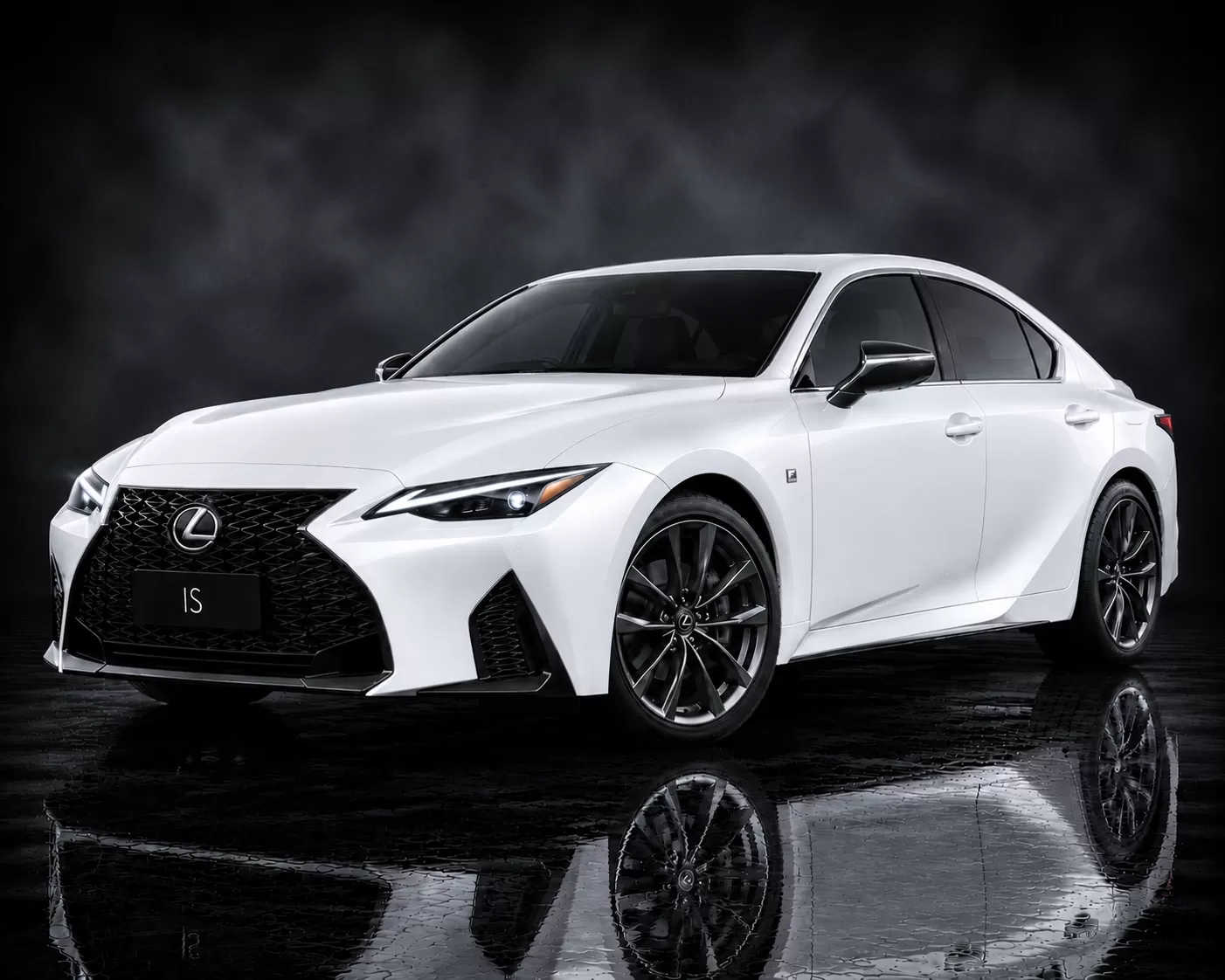Lexus IS - image 2